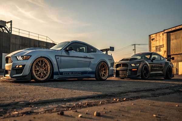 Comparison of one-piece and two-piece wheel fitments on sports cars