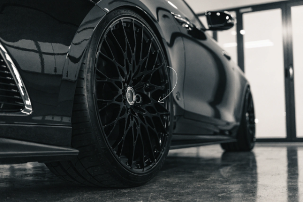 Hub-centric wheel fitment on luxury vehicle