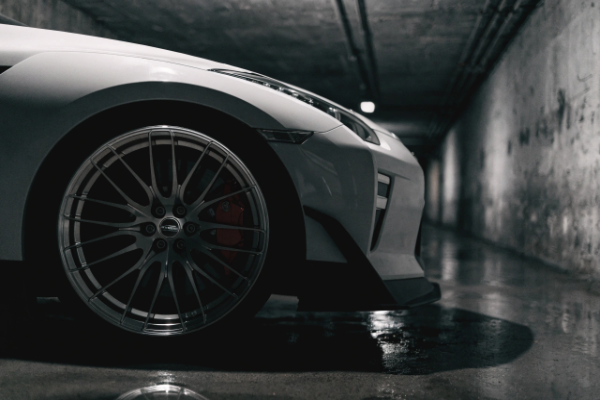 Two-tone forged wheels on white Nissan GTR