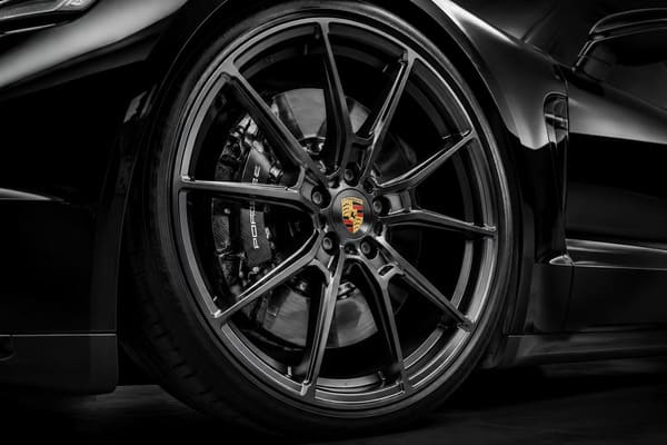 Forged wheels for black Porsche Taycan
