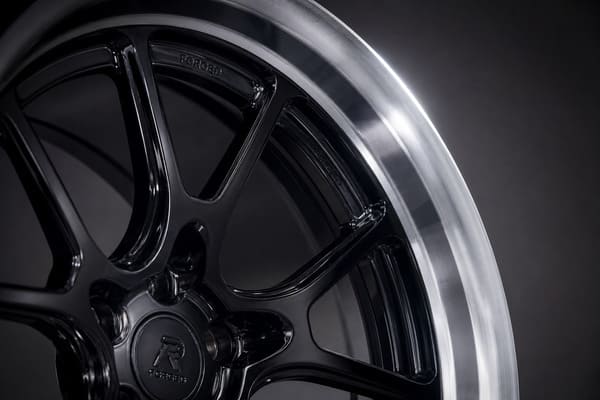 Gloss black wheels on gray Polestar 2 Gloss black forged wheels on gray Polestar 2